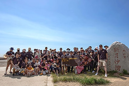 image of volunteers on beach